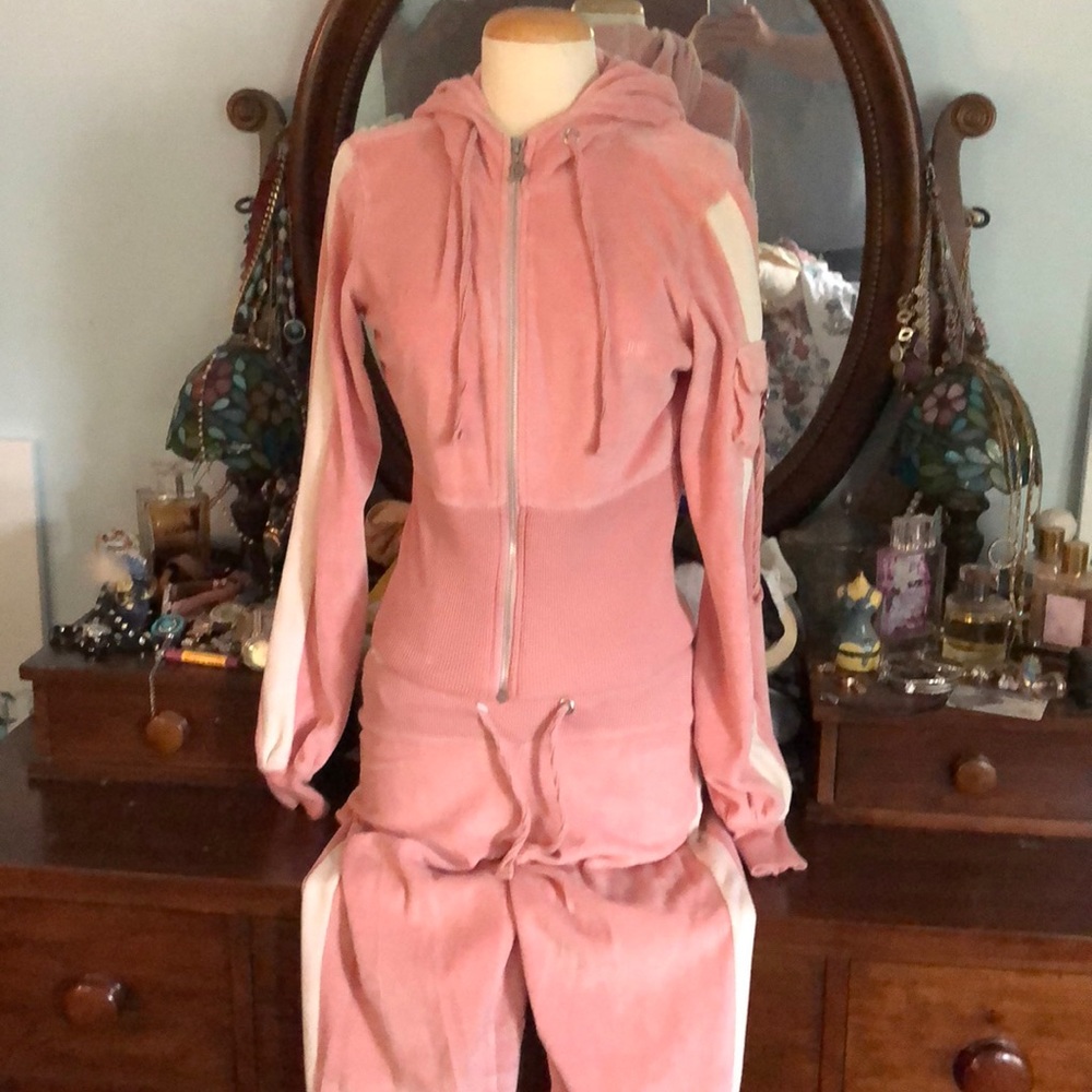 Jennifer Lopez (JLo) sweatsuit